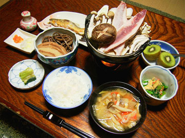*夕食一例／旬のもの、地ものを使った手作りのお料理が並びます。