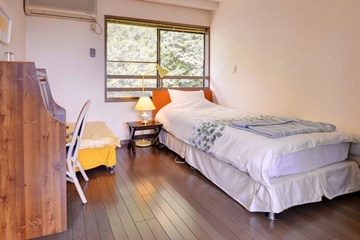 *【角部屋シングル】一人旅や出張にもオススメ。バス付なので、時間を気にせずお風呂にも入れます。