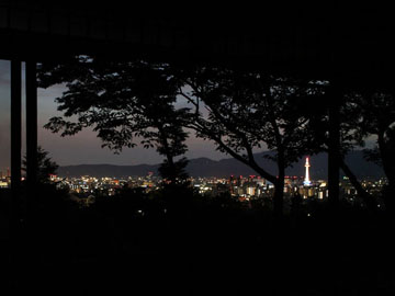 京都市内を一望する高台ならではの夜景をお楽しみください。