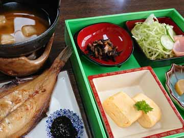 干し魚や玉子焼きあったか朝ごはんで元気いっぱい♪（一例）