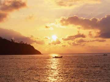 【ある日の風景】竹野浜に沈む夕日と漁船