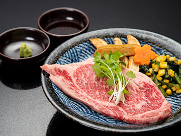*【夕食一例】福島牛ステーキ。豊かな風味と、良質の霜降りをご堪能下さい。