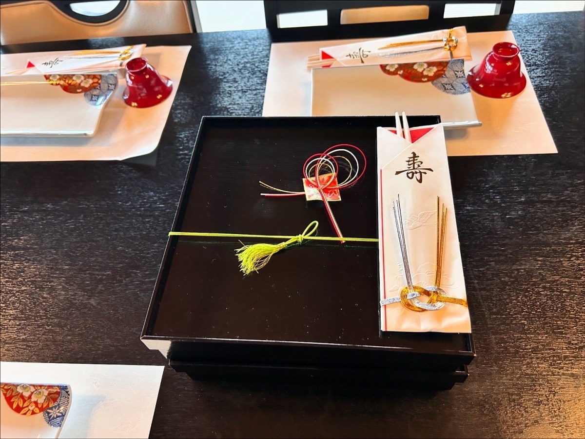*特製のおせちをご用意しております