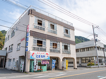 *【外観】駿河湾の一番奥に位置し、海と山に囲まれた小さな旅館でございます