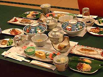 ※名物「真手そば」や、飯山ブランドポーク「みゆきポーク」などを取り入れた、郷土料理「庚申会席」!