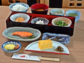 *ご朝食/自家栽培の野菜や湧水で育てた飯山産コシヒカリ