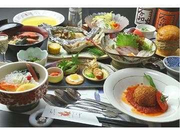 夕食一例：新鮮な季節の食材を活かしつつ、まごころ込めて手作り。 和洋折衷の『家庭風会席料理』です。