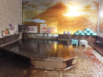 温かみのある光を映し出すガラスブロックと大理石を使用した造りの【大理石風呂】