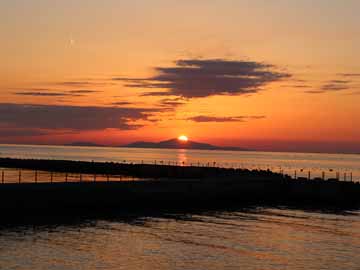 【夕日】海に沈む夕日は毎日のように見ているスタッフでも見惚れてしまいます。