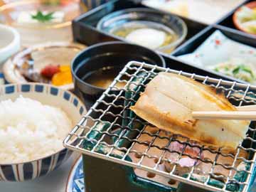 *【朝食】炊き立ての白御飯、味噌汁、焼き魚など、和朝食一例。