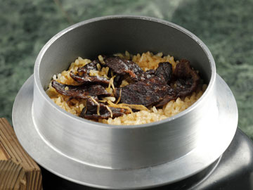 【牛時雨釜飯】ちょっぴり珍しいお肉の釜めしもどうぞ！