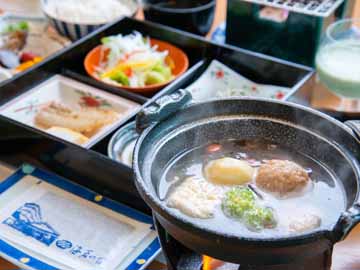 *【朝食】炊き立ての白御飯、味噌汁、焼き魚など、和朝食一例。
