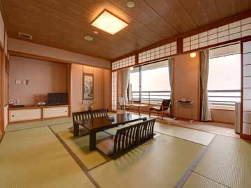 【標準和室12畳】広々とした12畳の純和室。落ち着きある佇まい。