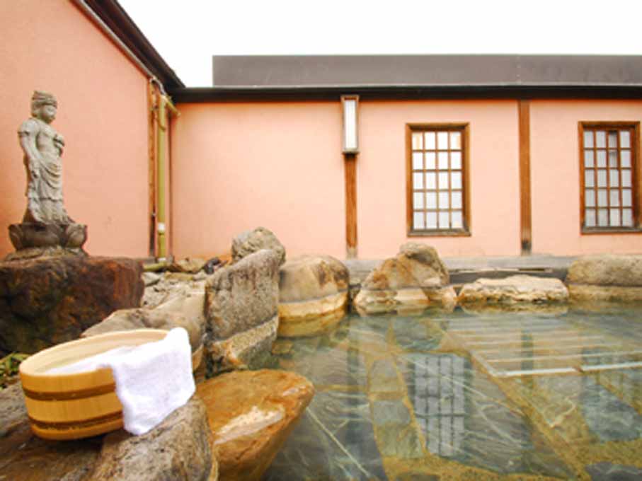*【露天風呂】当館の露天風呂は『蓬来石』を使っており美容と健康に効果があります。