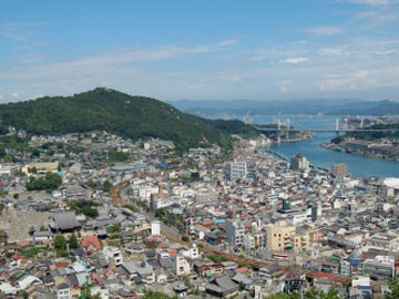 尾道へお立ち寄りの際は、当館が便利です。（千光寺から見た尾道市）