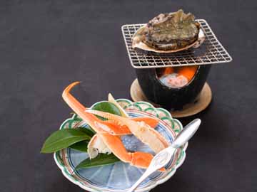 *【夕食（カニ・アワビ）】【松】贅沢な鮑の踊焼＆海の香り豊かな蟹をお楽しみいただけます。