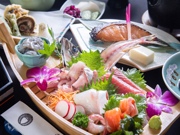 *【夕食（梅）】【梅】駿河湾で獲れた新鮮な魚介を味わえる「舟盛り」付！ボリューム満点のお料理です。