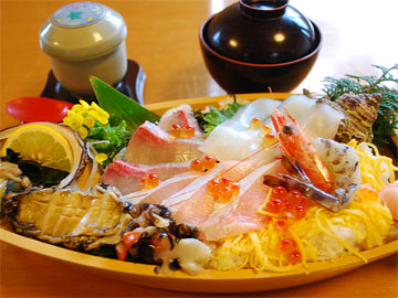 【夕食一例】海鮮ちらし。アワビ、鯛、海老、カンパチなど、地元の旬の食材をふんだんに使用しています！