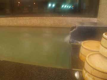 源泉をもつ元湯の当館の温泉は加水加温することで絶妙な濃さを保っております。