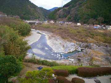 宮滝では吉野川の奇岩石が見られます。