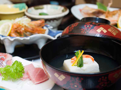 *お夕食一例/日本海と能登半島の山海の一番美味しい旬の幸が食膳を彩る。