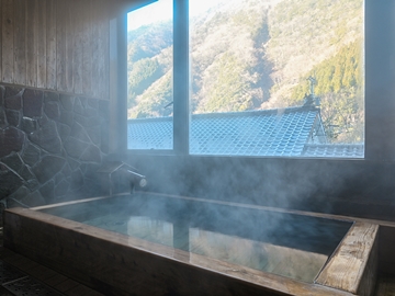 *【檜風呂】温泉ではございませんが、窓から秘境ならではの山間風景をお楽しみいただけます。