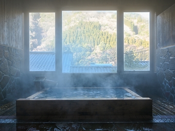 *【檜風呂】温泉ではございませんが、窓から秘境ならではの山間風景をお楽しみいただけます。