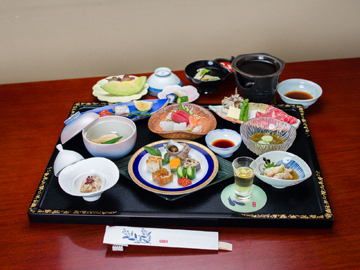 *夕食一例（スタンダードコース）/季節の食材を盛り込んだ会席料理です