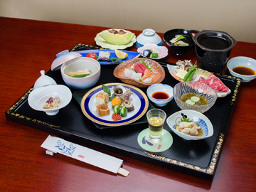 *夕食一例（スタンダードコース）/季節の食材を盛り込んだ会席料理です