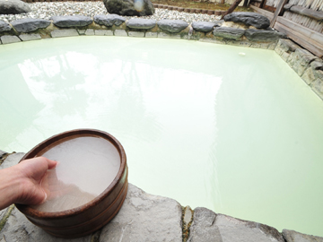 *【露天風呂】100％源泉かけ流しのにごり湯は、本物の温泉を楽しみたいというお客様に好評です！