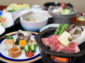 *夕食一例（栃木牛コース）/季節の食材を盛り込んだ会席料理です