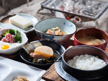 *【朝食一例】山川の恵みがつまった、田舎料理風の朝ごはんです。