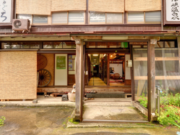 *外観入口/素朴で温かい田舎に帰ってきたような懐かしさ。
