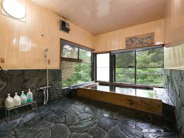 *風呂(男湯大浴場)山のミネラル豊富な水を沸かした内風呂。