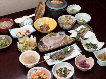 *【夕食(グレードアップ)】10種類の山菜料理を始め、天ぷらや川魚など全15品