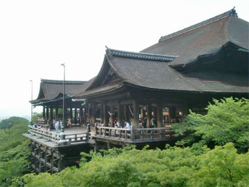 京都最大の観光名所と言えばやっぱり清水寺そして清水の舞台（当館より徒歩約15分）