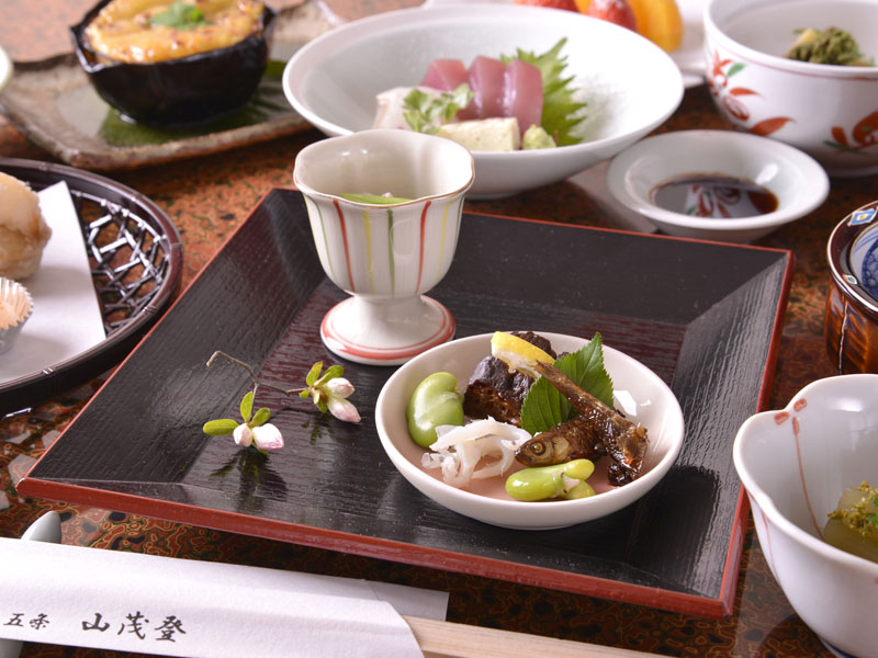 【ご夕食】家庭的な味わいのある京料理。季節の旬を真心こめて調理いたします。