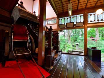 *【館内】明治時代から使われていた小山田家の家紋入り人力車も展示しています。
