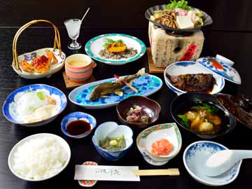 *【夕食一例】厳選された食材と彩り豊かな料理の数々をごゆっくりとお楽しみ下さい。