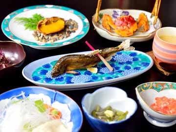 *【夕食一例】自慢の川蟹料理をはじめ、四季に合わせた強首ならではのお食事をご用意しております。