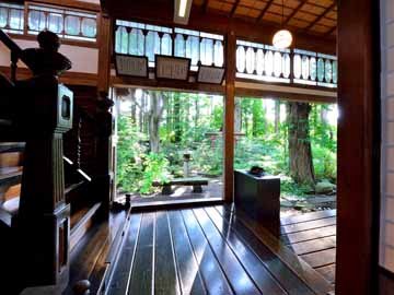 *【館内】大仙市天然記念物の指定書が飾られた縁側。館内と庭園のコントラストが美しく映ります。