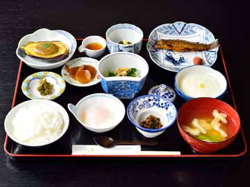 *【朝食一例】限定生産あきたこまちをメインに、樅峰苑オリジナルのお豆腐などをご用意しております。