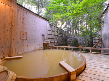 *露天風呂「大樹の湯」／源泉掛け流しの湯浴みを贅沢にご堪能ください。