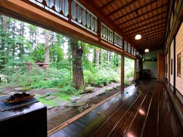 *【館内】四季折々の姿を魅せる庭園。居心地の良い縁側でゆったりと過ごすのもおすすめです。