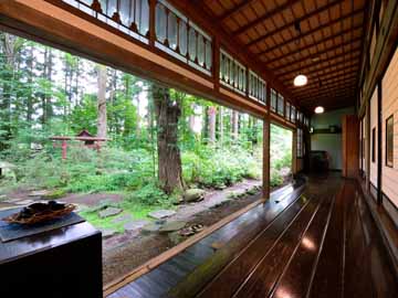 *【館内】四季折々の姿を魅せる庭園。居心地の良い縁側でゆったりと過ごすのもおすすめです。