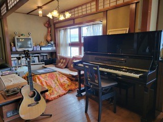 *【ロビー】館内には楽器がたくさん！カフェからピアノがきました