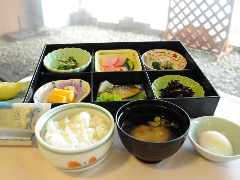 *【和朝食】朝の体に優しい和食。納豆や温泉玉子はセルフサービス！今日一日に活力を！