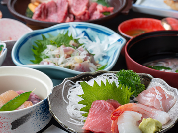 *夕食一例/カジカ・アユ・ヤマメなどの川魚や種類豊富な山菜・・・
