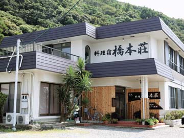 *外観:海がまん前！中はキレイな古民家風造り