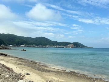 *目の前はコバルトブルーに輝く産湯海水浴場